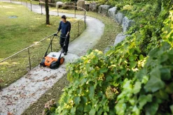 New STIHL Balayeuse à batterie (produit seul) KGA770