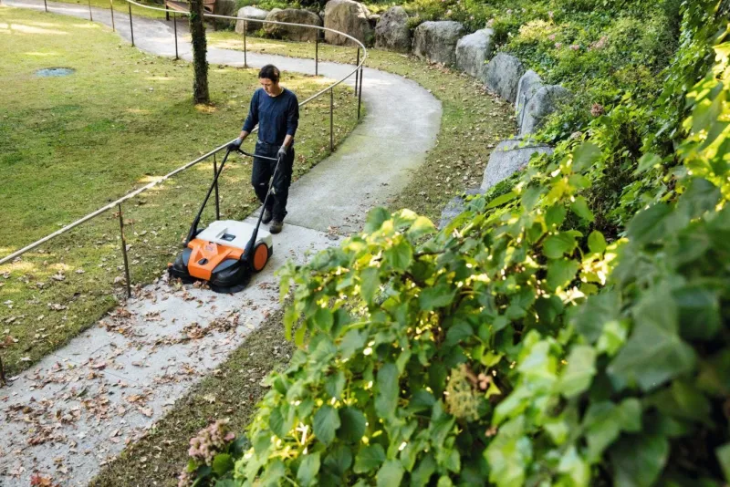 New STIHL Balayeuse à batterie (produit seul) KGA770