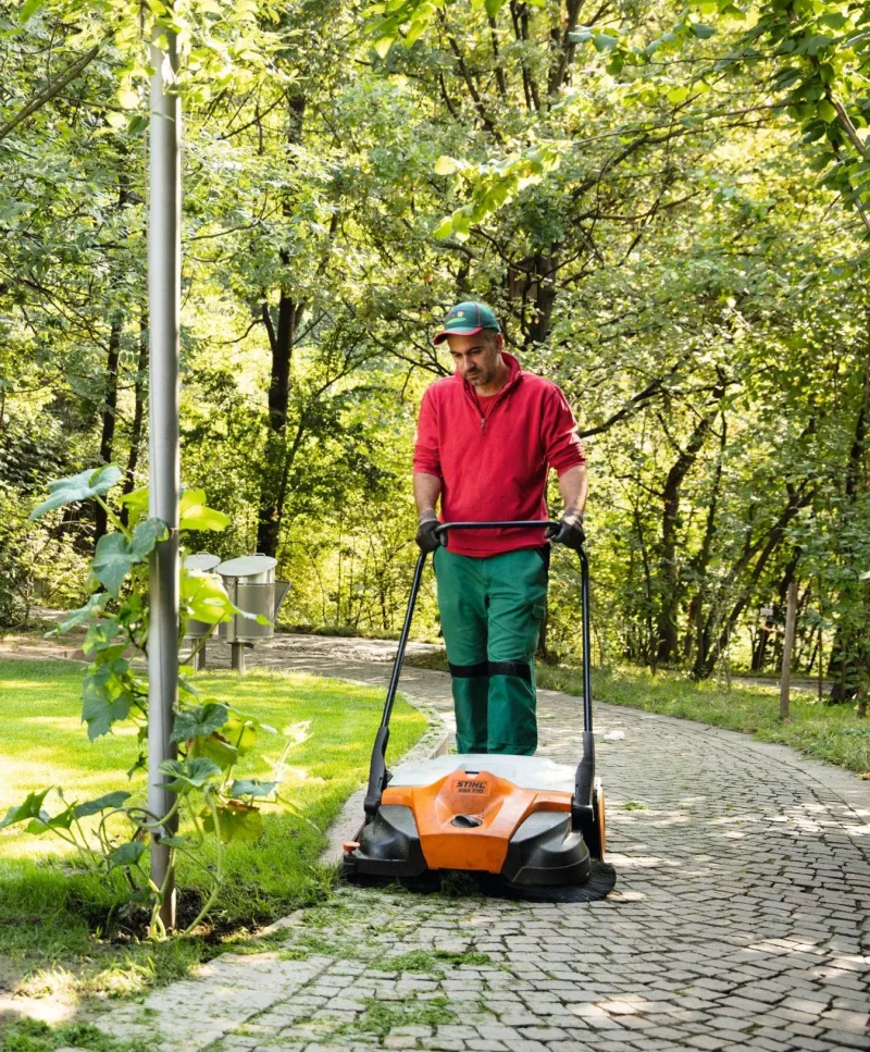 New STIHL Balayeuse à batterie (produit seul) KGA770