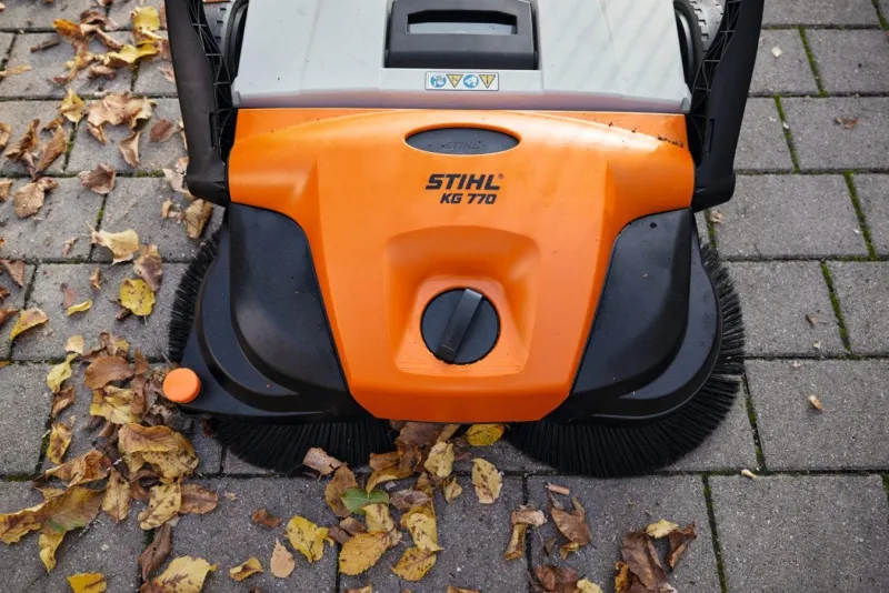STIHL Balayeuse mécanique KG 770