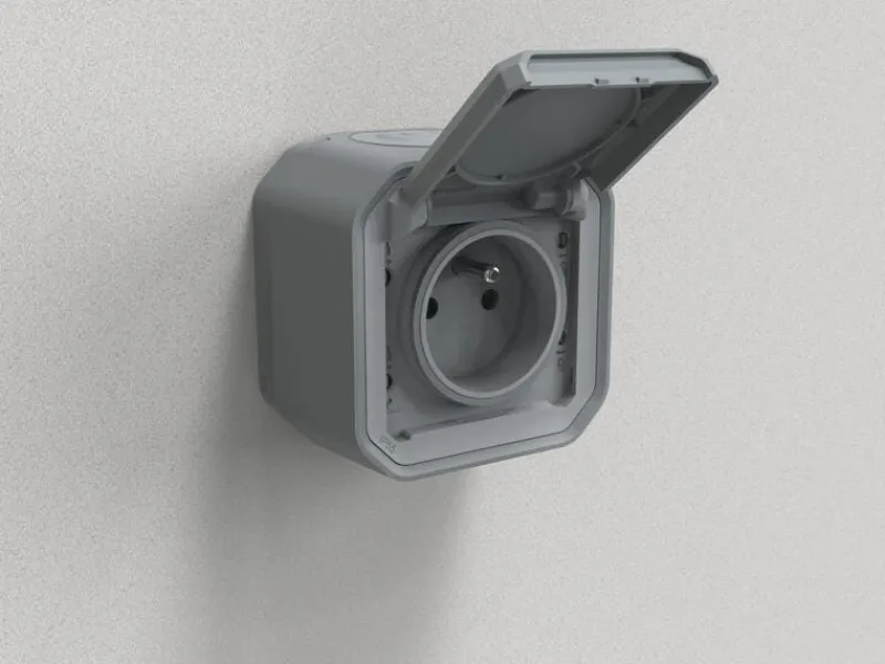 Outlet LEGRAND Prise de courant avec terre étanche à volet Plexo 16A 250V