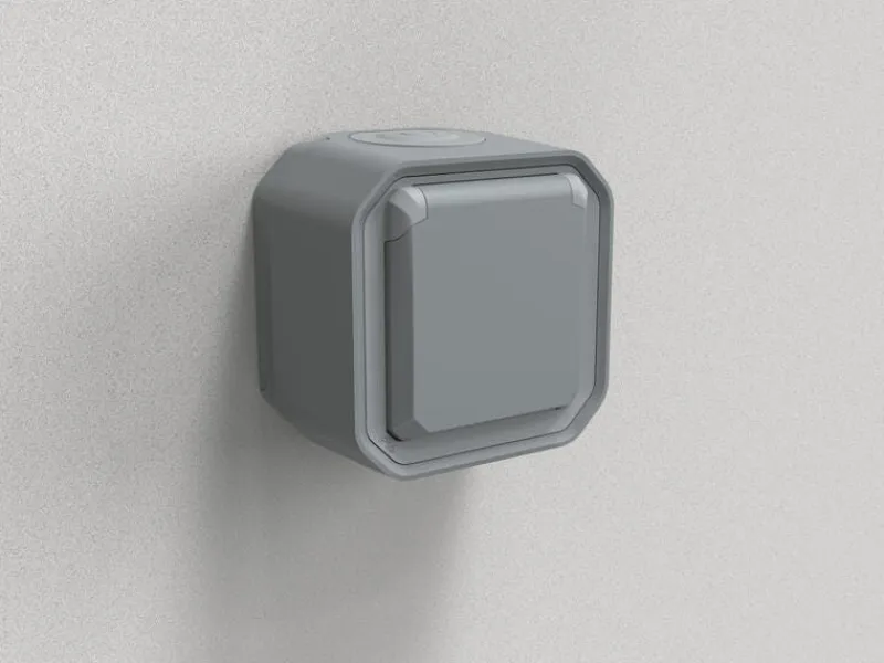 Outlet LEGRAND Prise de courant avec terre étanche à volet Plexo 16A 250V
