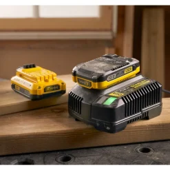 Outlet STANLEY Starter kit chargeur V20 2A + 2 batteries 18V 2Ah